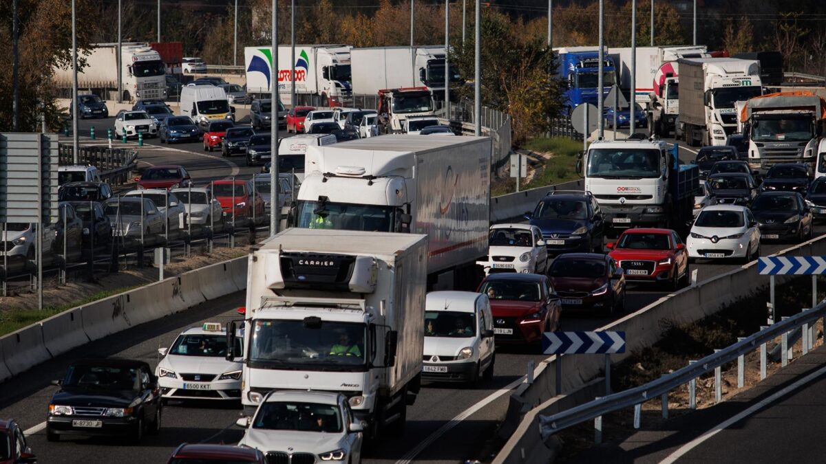 Siguen las retenciones en las carreteras en el inicio del puente de la Constitución