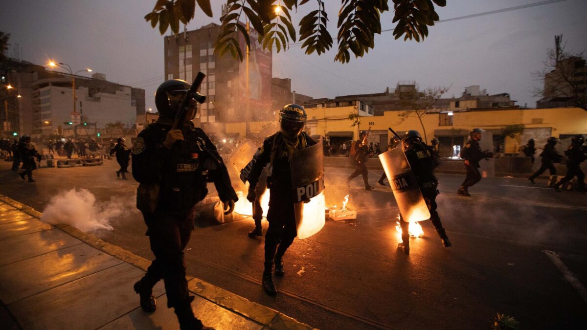 Protestas en Perú tras la detención de Castillo: los manifestantes toman un aeropuerto