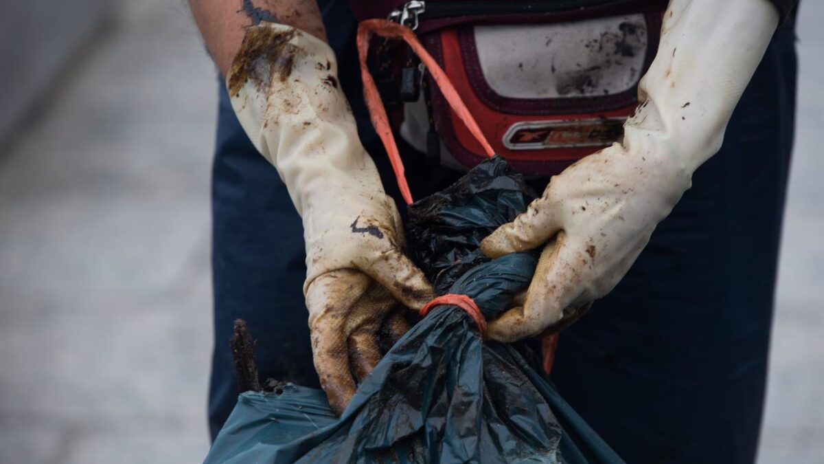 Un buque retenido en Vigo reconoce haber vertido unos 150 litros de fuel al mar