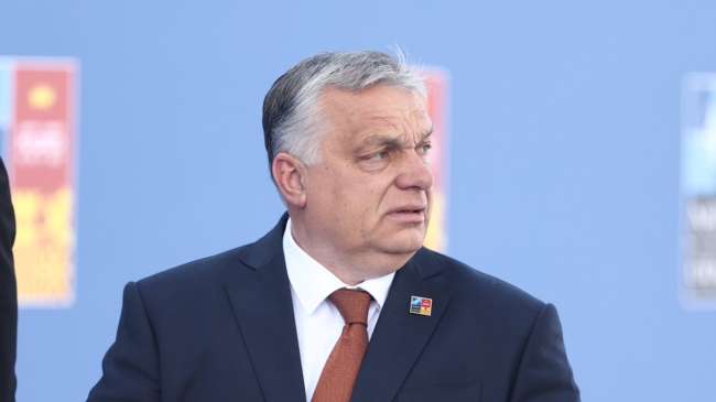 Orbán tuitea imágenes del dinero incautado en la trama de sobornos para mofarse de la UE