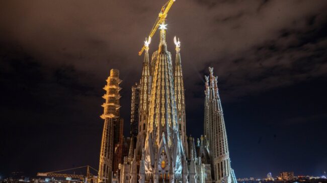 La Sagrada Familia ilumina por primera vez las torres de Lucas y Marcos