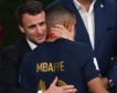 La oposición francesa critica el «inapropiado» abrazo de Macron a Mbappé tras la final