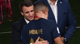La oposición francesa critica el «inapropiado» abrazo de Macron a Mbappé tras la final