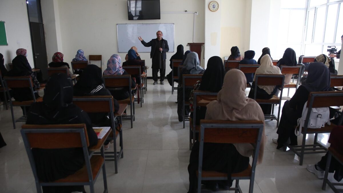 Los talibán vetan el acceso a la universidad a las mujeres en Afganistán