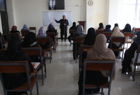 Los talibán vetan el acceso a la universidad a las mujeres en Afganistán