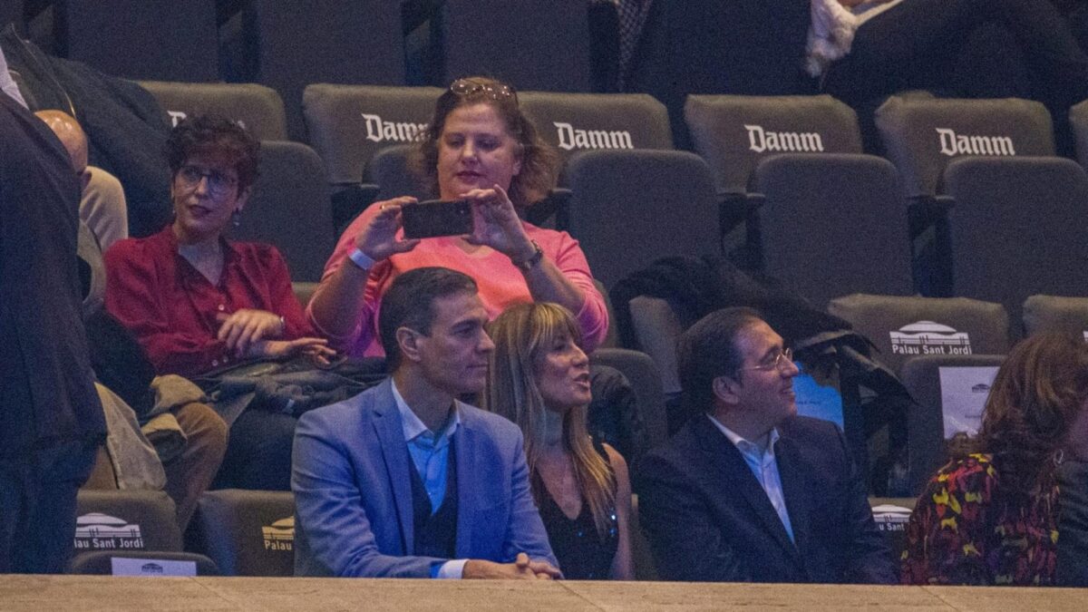 Sánchez usa el Falcon para acudir al último concierto de Serrat en Barcelona