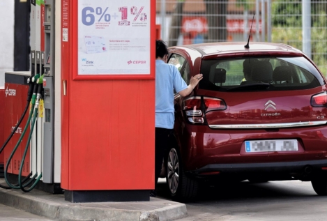 El precio de los carburantes mantiene su caída, la gasolina baja un 3,16% y el diésel un 2,86%