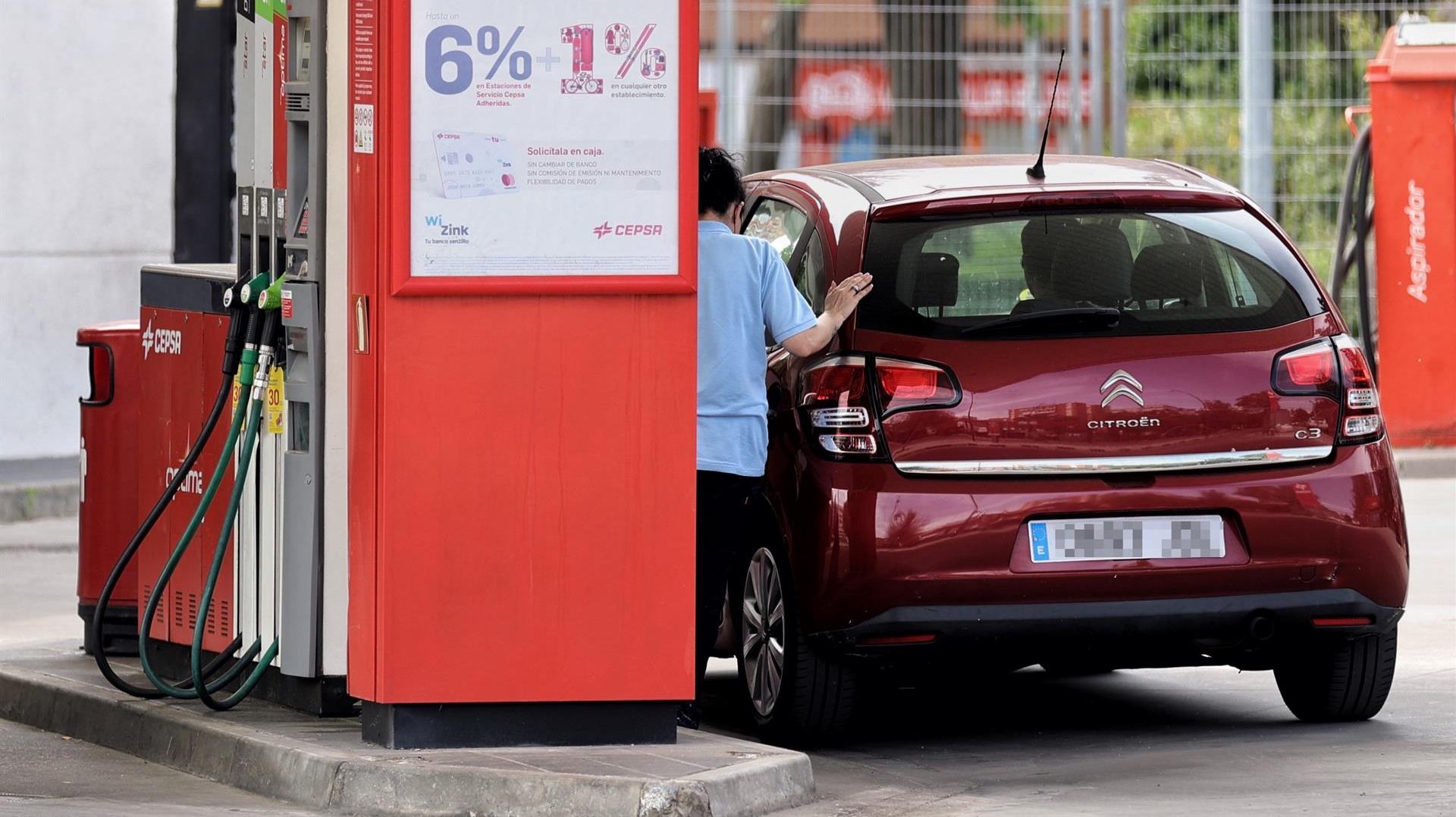 El precio de los carburantes mantiene su caída, la gasolina baja un 3,16% y el diésel un 2,86%