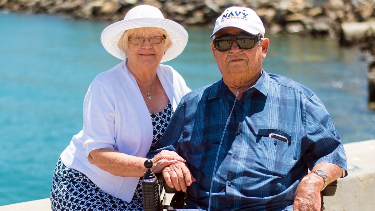 Una pareja de personas mayores. 