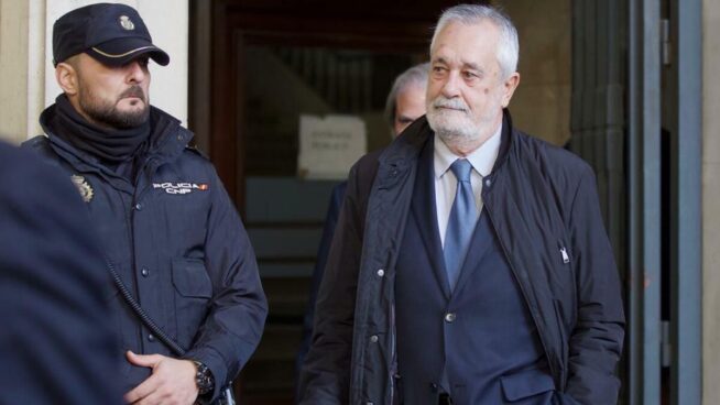 Griñán se libra de entrar en prisión hasta que la Audiencia de Sevilla reciba un informe sobre su enfermedad