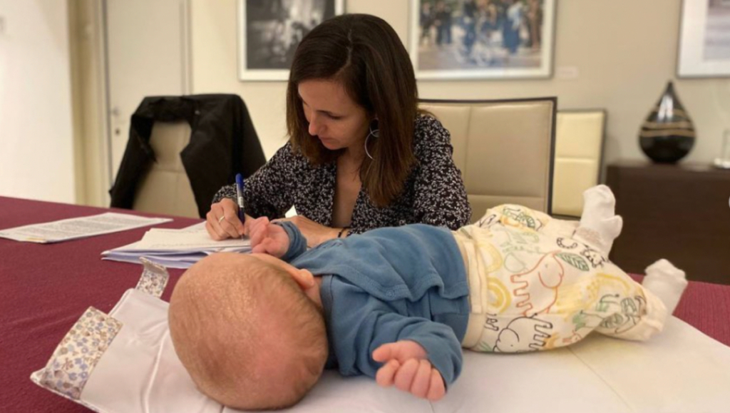 Ione Belarra con su bebé en el despacho. RRSS