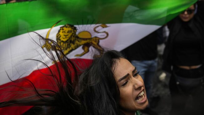 El régimen iraní se plantea bloquear las cuentas bancarias de las mujeres que no usen el velo islámico