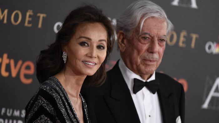 Isabel Preysler y Mario Vargas Llosa posando. Gtres
