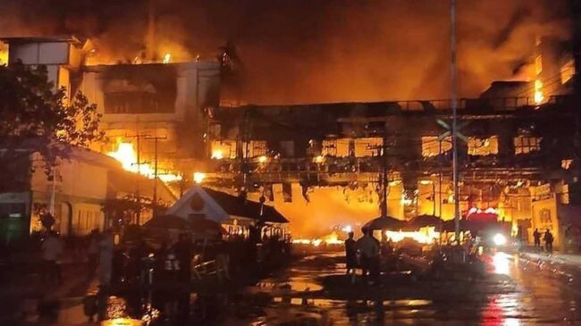 (VÍDEO) Al menos 19 muertos y decenas de heridos en un gran incendio en un casino de Camboya