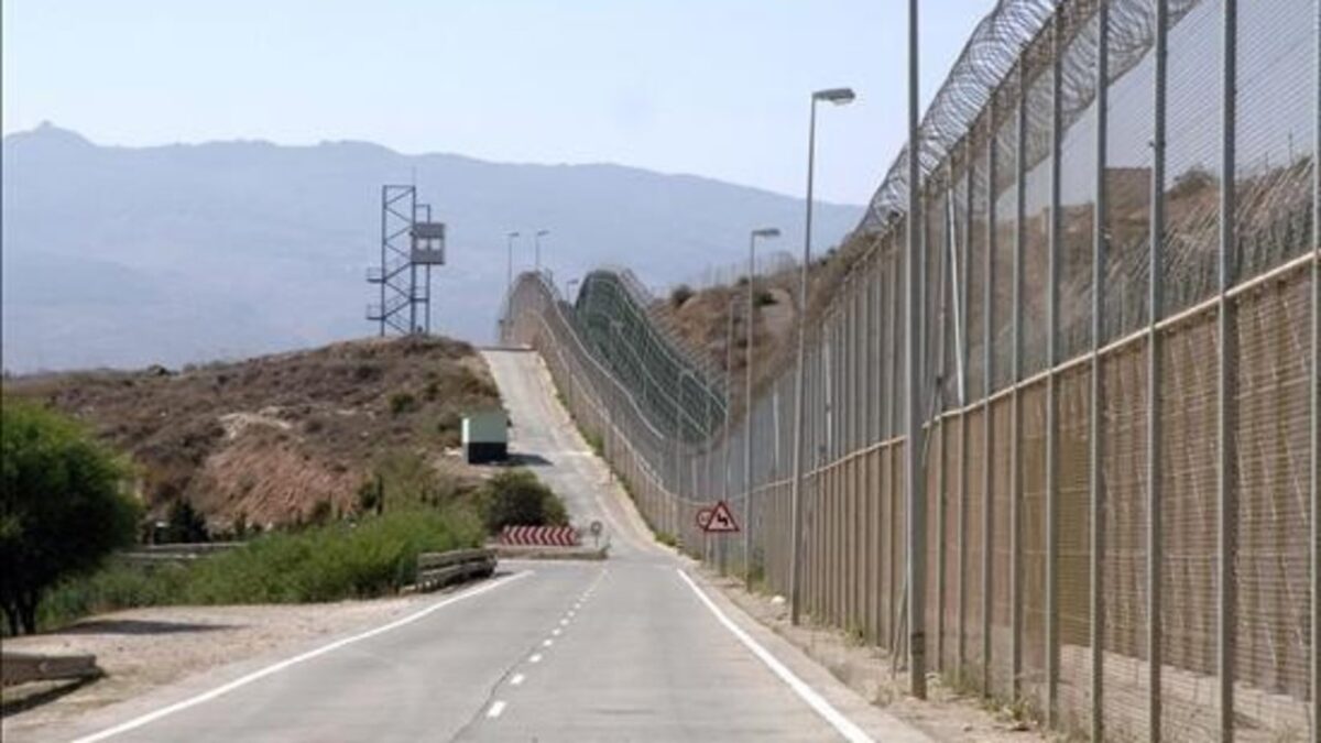(VÍDEO) Un inmigrante supera la valla de Melilla en parapente entrando desde Marruecos