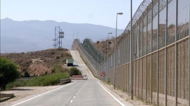 (VÍDEO) Un inmigrante supera la valla de Melilla en parapente entrando desde Marruecos