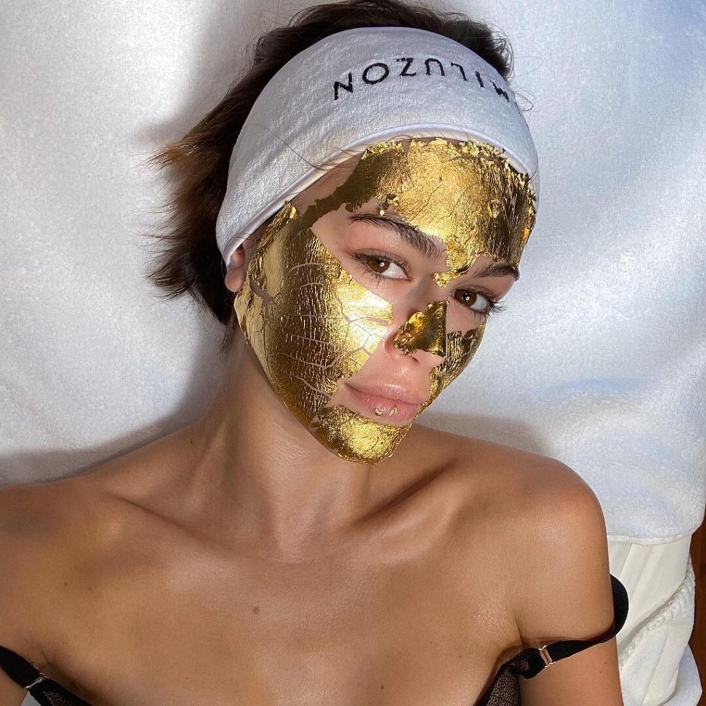 La modelo Kaia Gerber con mascarilla de oro. (Fuente: Mimi Luzon)