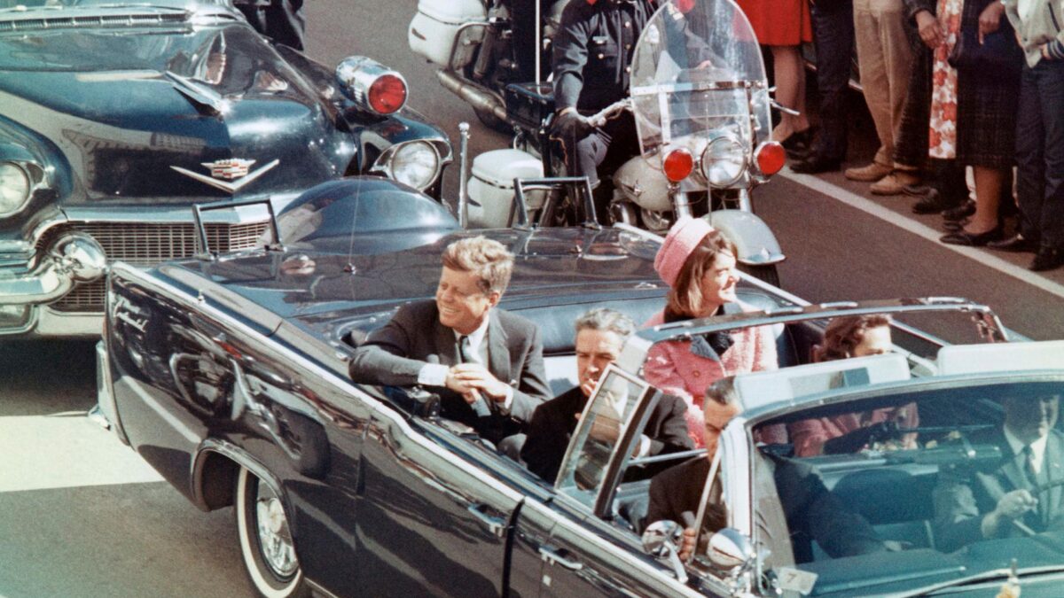 Biden desclasifica miles de documentos sobre el asesinato del expresidente Kennedy