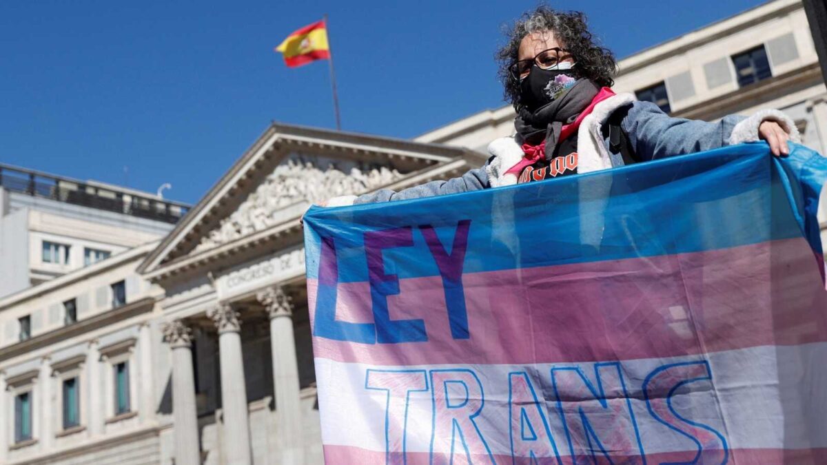 Colectivos LGTBI con el apoyo de Podemos se manifiestan contra los «recortes» del PSOE a la ley trans