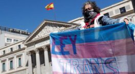 Colectivos LGTBI con el apoyo de Podemos se manifiestan contra los "recortes" del PSOE a la ley trans