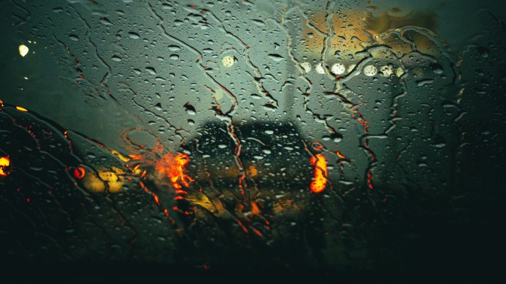 Vista a través de un parabrisas en un día de lluvia. 