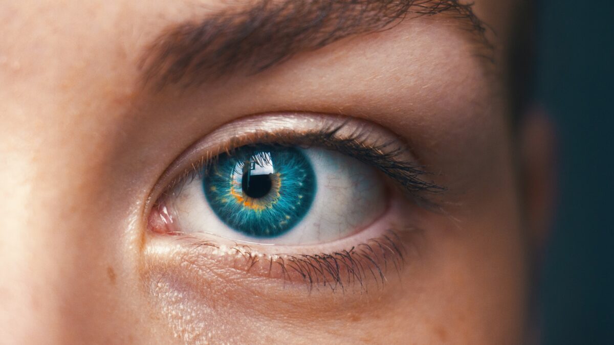 Por qué nunca deberías frotarte los ojos (puede tener cinco efectos secundarios graves)
