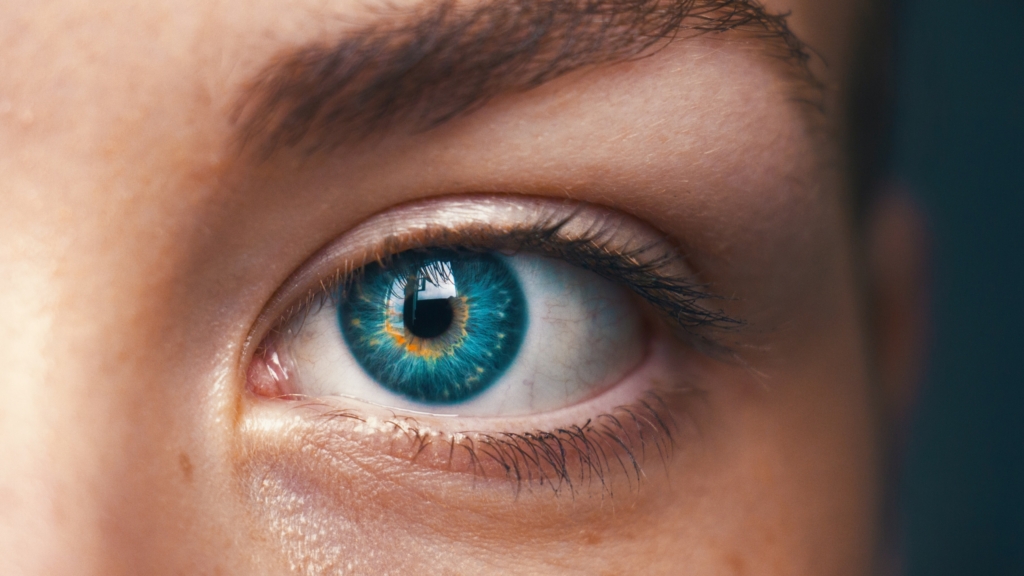 La moda viral para cambiar el color de ojos que desaconsejan los  oftalmólogos
