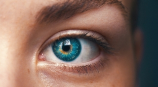 Por qué nunca deberías frotarte los ojos (puede tener cinco efectos secundarios graves)