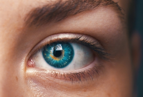 Por qué nunca deberías frotarte los ojos (puede tener cinco efectos secundarios graves)