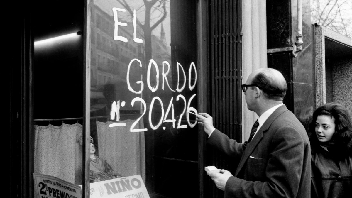 Celebración de los premiados con el Premio Gordo de la Lotería de Navidad de 1964 con el número 20426 en Madrid. 