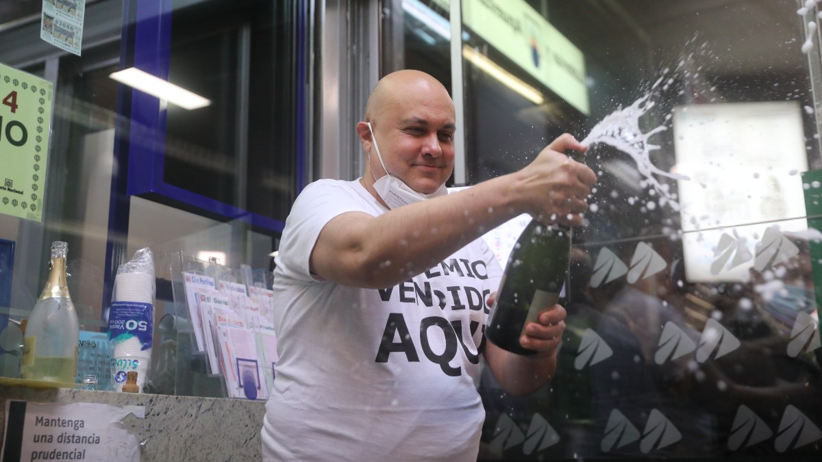 José González, empleado de la administración situada en la zona del AVE de la Estación de Atocha, celebra que han vendido parte del Gordo.