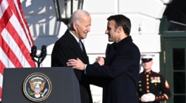 Macron y Biden acuerdan negociar la ley de subsidios para proteger la industria europea
