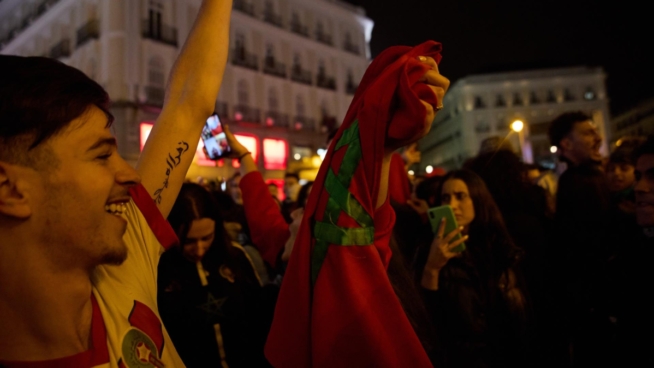 Miles de marroquíes salen a las calles en varias ciudades españolas para celebrar su victoria