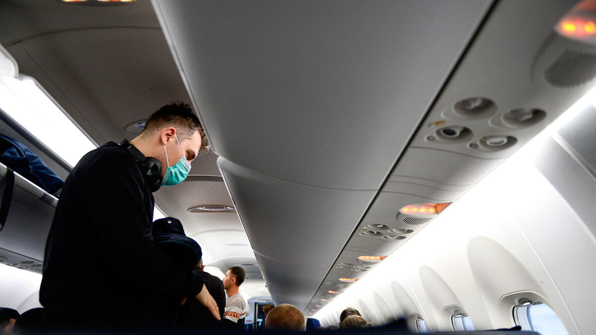 Las aerolíneas tachan de «despropósito» la decisión de Sanidad de mantener el uso de la mascarilla en aviones