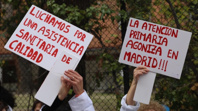 El comité de huelga de médicos de Madrid se encierra y la Policía amenaza con detenciones