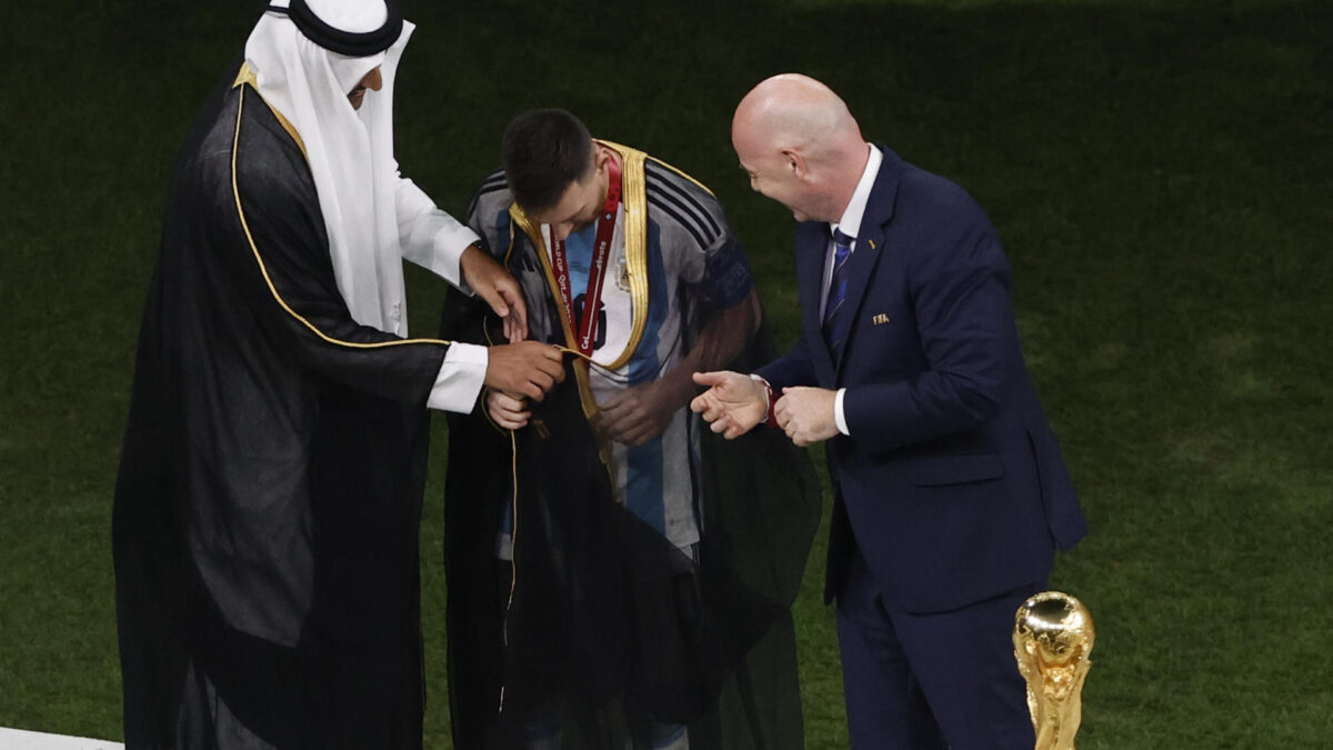 Indignación por la túnica que la FIFA le colocó a Messi para levantar la copa: «Se han cargado la foto de su vida»