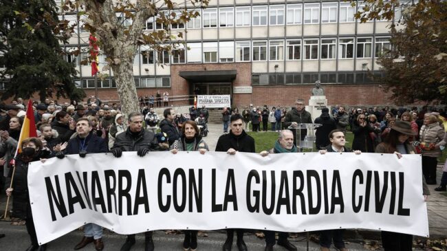 (VÍDEO) Una concentración denuncia en Pamplona la cesión de Sánchez a Bildu sobre la Guardia Civil, con presencia de Abascal y Arrimadas