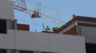 Las elecciones y el parón de la vivienda lastran a la construcción con 4.000 obras menos