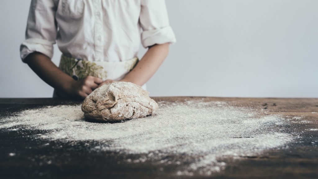 Una persona haciendo pan 