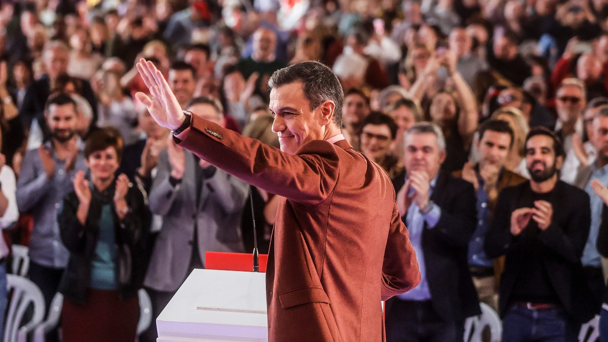 Sánchez reactiva la ‘alerta antifascista’ como arma para las elecciones de mayo 