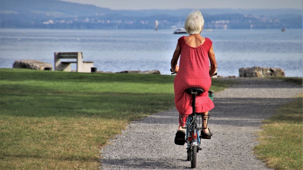 Una persona mayor andando en bicicleta.