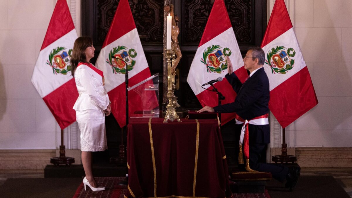 La presidenta de Perú destituye a su primer ministro y anuncia que reestructura su gabinete