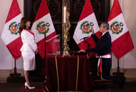 La presidenta de Perú destituye a su primer ministro y anuncia que reestructura su gabinete