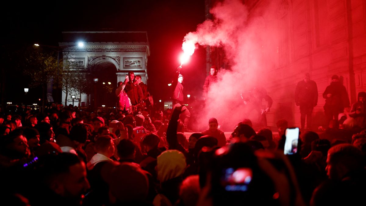 Aficionados de Francia celebran la victoria de su selección ante Marruecos.