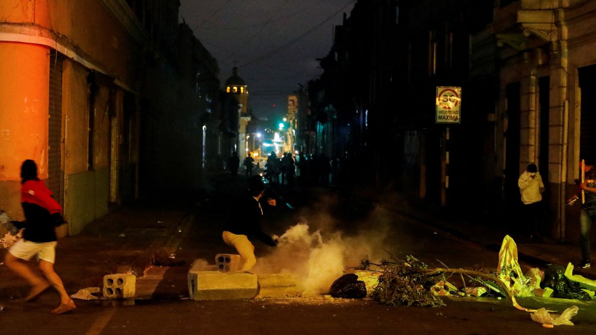 Protestas en las calles de Perú por la detención de Castillo. Foto: Alessandro Cinque (Reuters).