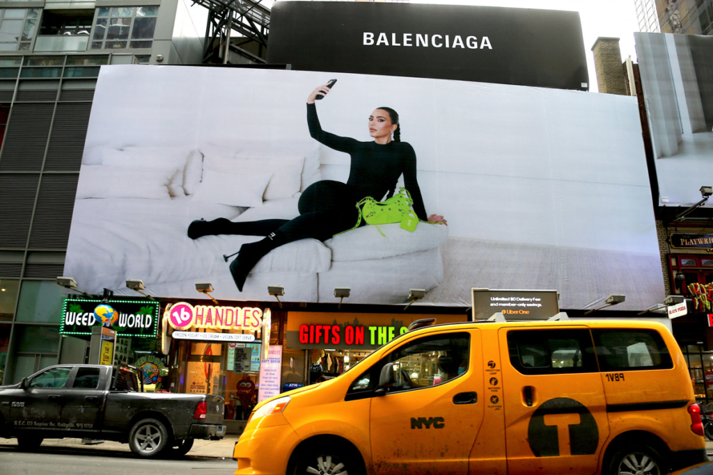 Publicidad de Balenciaga en Times Square protagonizada por Kim Kardashian. (Fuente: Gtres)