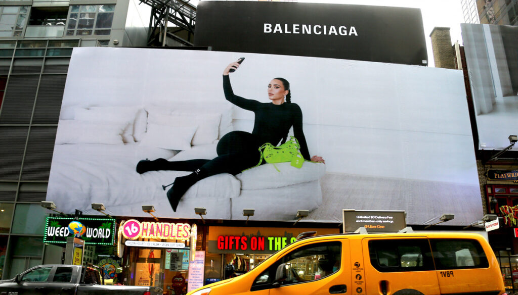 Publicidad de Balenciaga en Times Square protagonizada por Kim Kardashian. (Fuente: Gtres)
