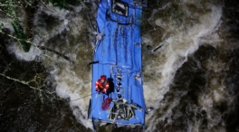 Al menos dos muertos y tres desaparecidos tras caer un autobús al río Lérez en Pontevedra
