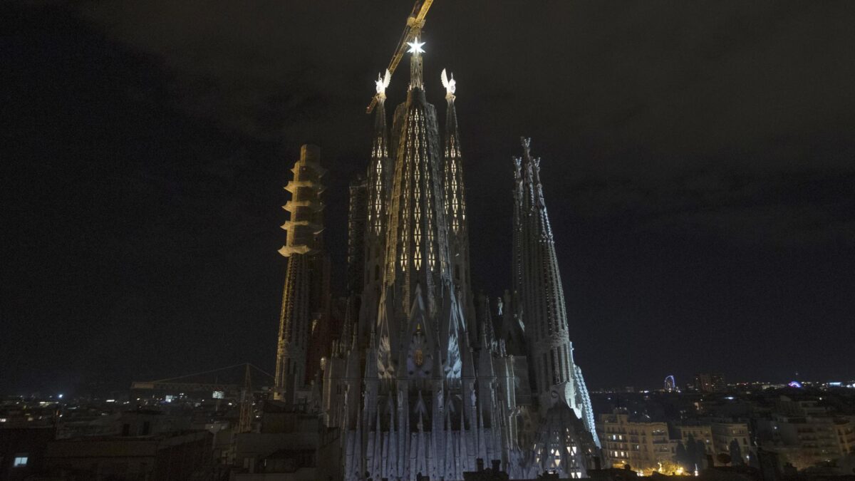 (VÍDEO) La Sagrada Familia ilumina por primera vez las torres de Lucas y Marcos