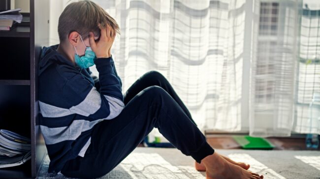 La pandemia silenciosa: la salud mental de los jóvenes empeoró desde la llegada del covid, según la OCDE